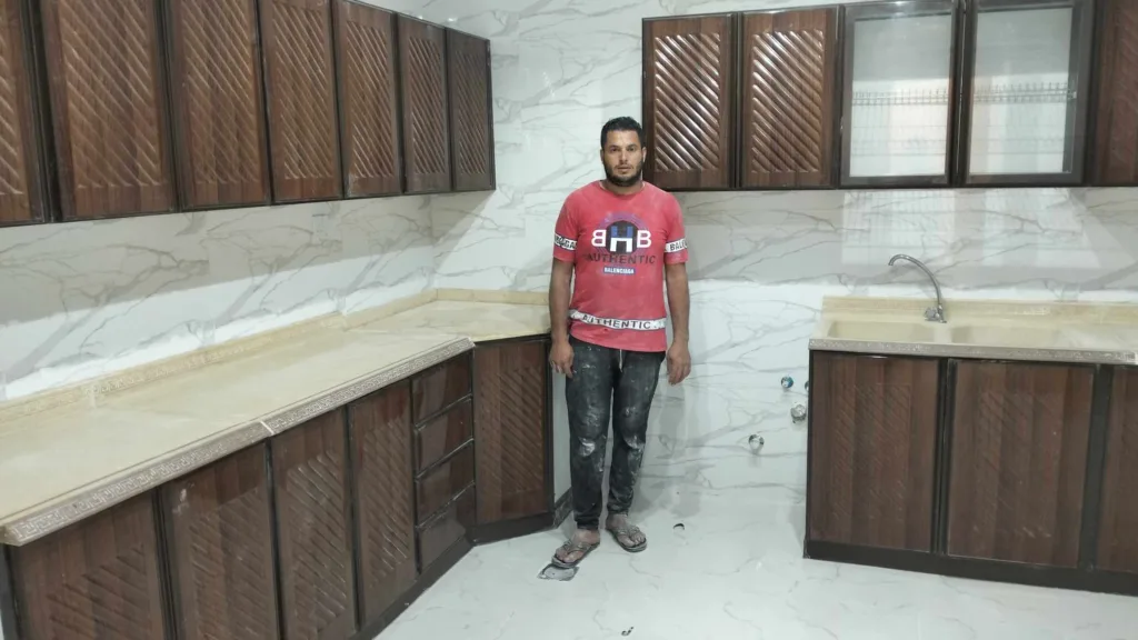 تعديل المقاسات وتجهيز الفراغات في حي النعيم تعديل مقاسات قطع المطبخ بعناية لتناسب الفراغات الجديدة في مسكنك بـ حي النعيم