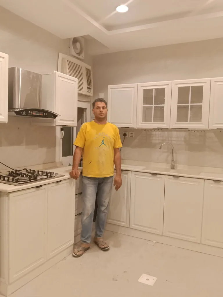 رفع قياسات المروة مهندس يرفع قياسات المطبخ بدقة في حي المروة لتجهيز المساحة المتاحة مسبقاً